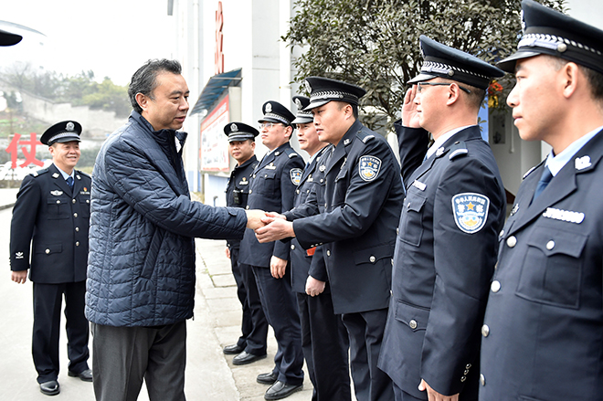 李曙光董事长大年三十慰问一线员工